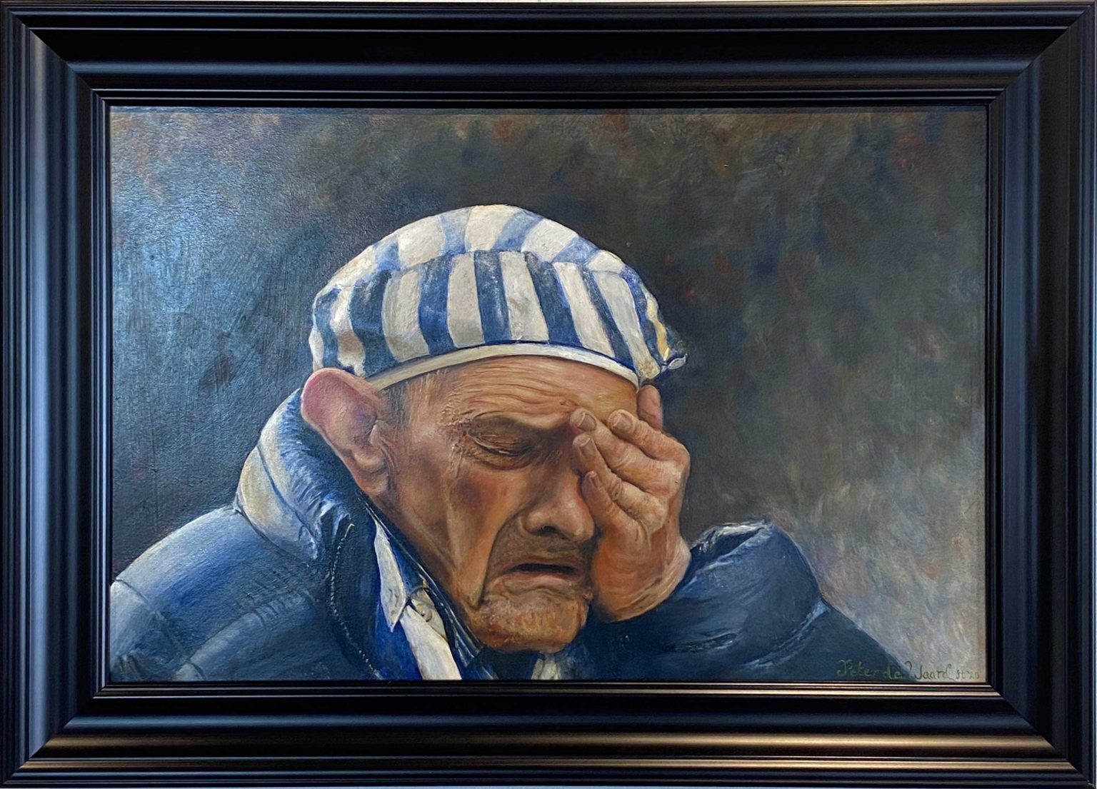 Onvergetelijk verdriet: olieverf op paneel 60×40 Naar een nieuwsfoto van herdenking 75 Auschwich, dat men nooit vergeet. Emotie van overlevende die na 75 jaar nog zo’n intens verdriet heeft. Die 75 jaar tijdverschil komt terug in oude gevangenispak en kunststof jas